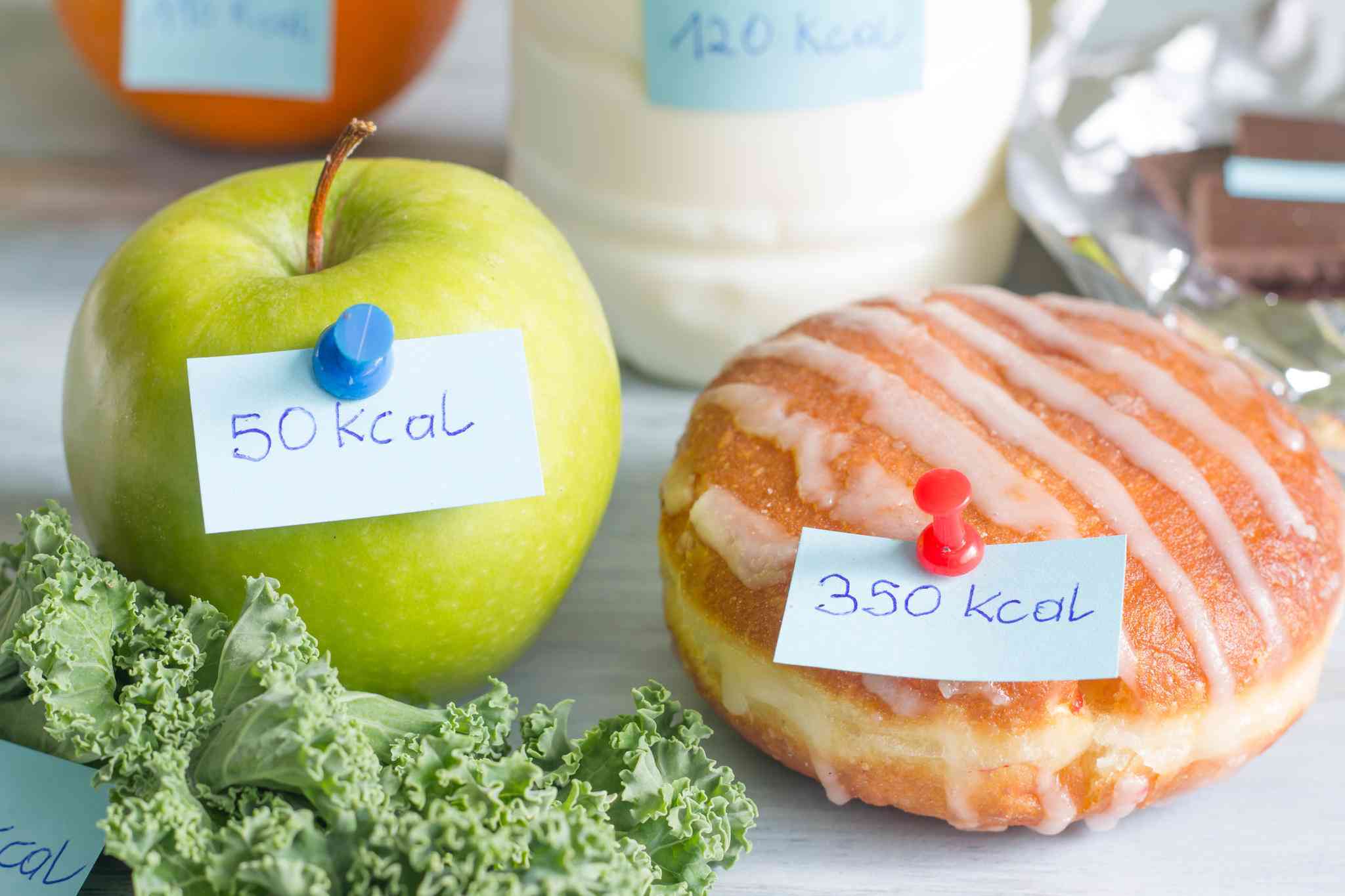 Калорийность яблока и калорийность пончика